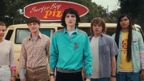  Millie Bobby Brown como Eleven, Noah Schnapp como Will Byers, Finn Wolfhard como Mike Wheeler, Charlie Heaton como Jonathan Byers y Eduardo Franco como Argyle 