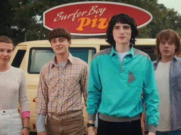 Millie Bobby Brown como Eleven, Noah Schnapp como Will Byers, Finn Wolfhard como Mike Wheeler, Charlie Heaton como Jonathan Byers y Eduardo Franco como Argyle Millie Bobby Brown como Eleven, Noah Schnapp como Will Byers, Finn Wolfhard como Mike Wheeler, Charlie Heaton como Jonathan Byers y Eduardo Franco como Argyle