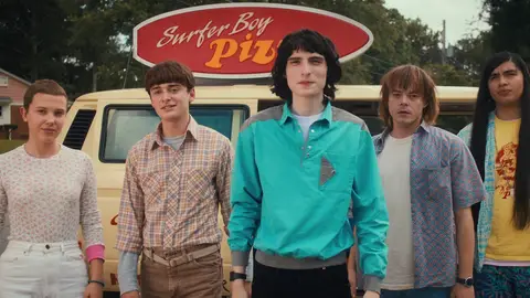 Millie Bobby Brown como Eleven, Noah Schnapp como Will Byers, Finn Wolfhard como Mike Wheeler, Charlie Heaton como Jonathan Byers y Eduardo Franco como Argyle Millie Bobby Brown como Eleven, Noah Schnapp como Will Byers, Finn Wolfhard como Mike Wheeler, Charlie Heaton como Jonathan Byers y Eduardo Franco como Argyle