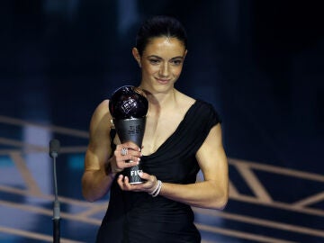 Aitana Bonmatí posa con el premio The Best