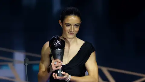 Aitana Bonmatí posa con el premio The Best Aitana Bonmatí posa con el premio The Best