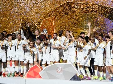 El Real Madrid levanta la Supercopa en Riad