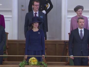 Los nuevos reyes de Dinamarca en su primer acto oficial
