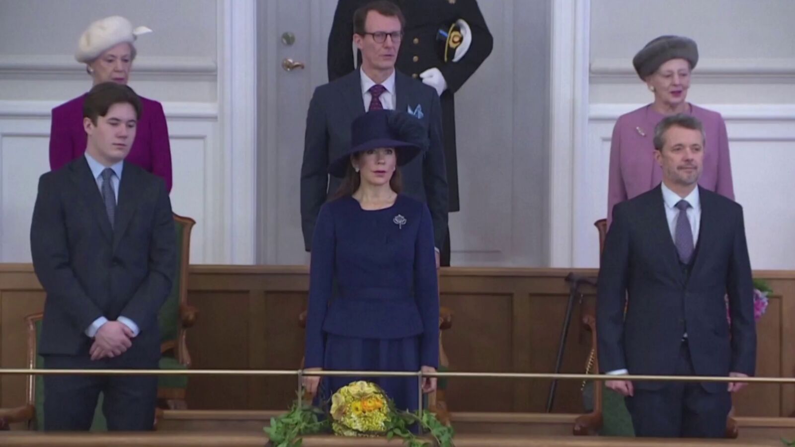 Los nuevos reyes de Dinamarca visitan el Parlamento en su primera visita oficial: 