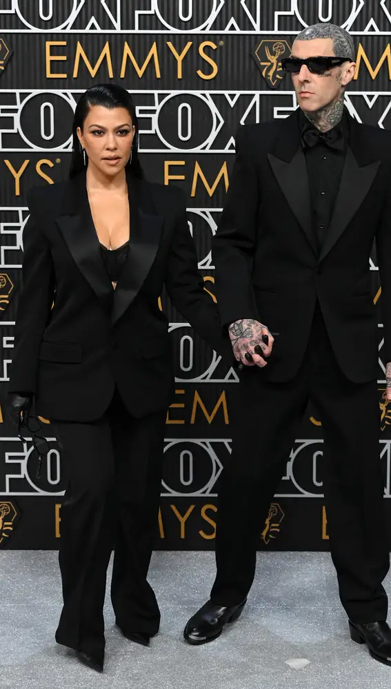 Kourtney Kardashian y Travis Barker en los Premios Emmy 2024