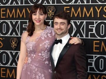 Erin Darke y Daniel Radcliffe en los Emmy