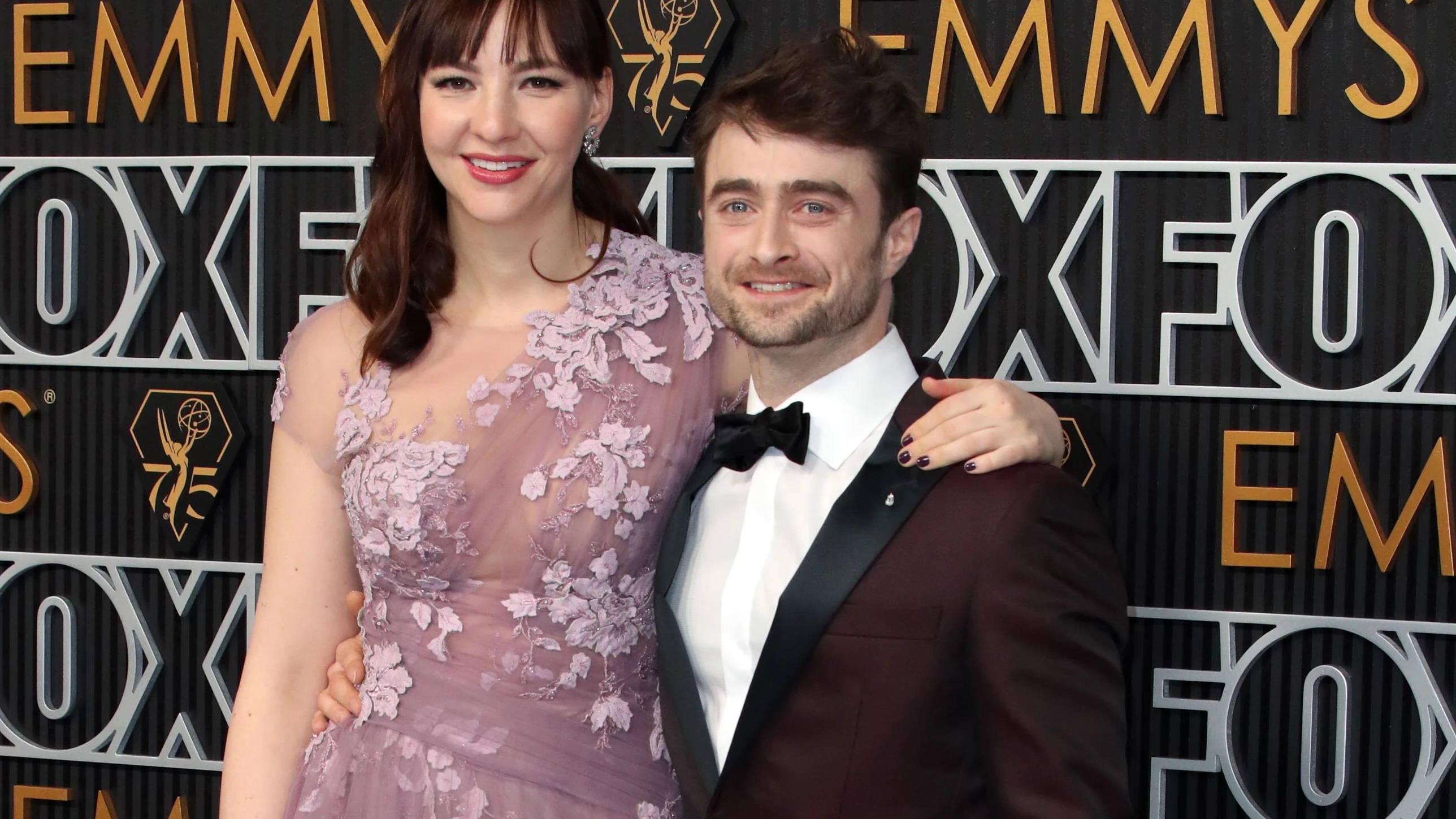 Erin Darke y Daniel Radcliffe en los Emmy Erin Darke y Daniel Radcliffe en los Emmy