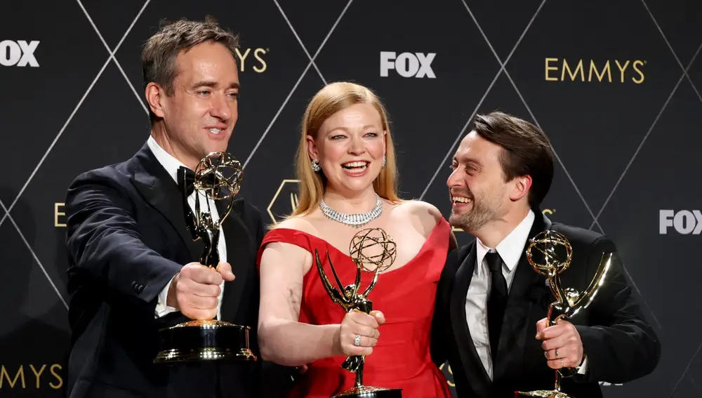 Matthew Macfayden, Sarah Snook y Kieran Culkin con sus Emmys por Succession