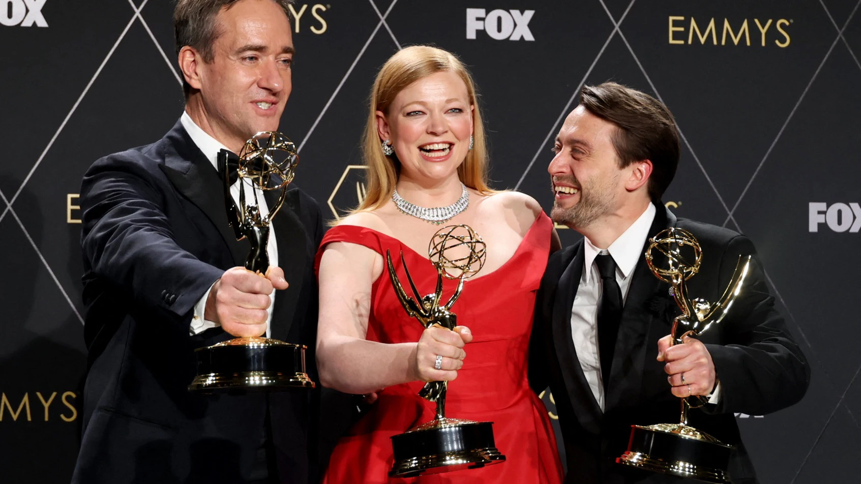 Matthew Macfayden, Sarah Snook y Kieran Culkin con sus Emmys por Succession Matthew Macfayden, Sarah Snook y Kieran Culkin con sus Emmys por Succession