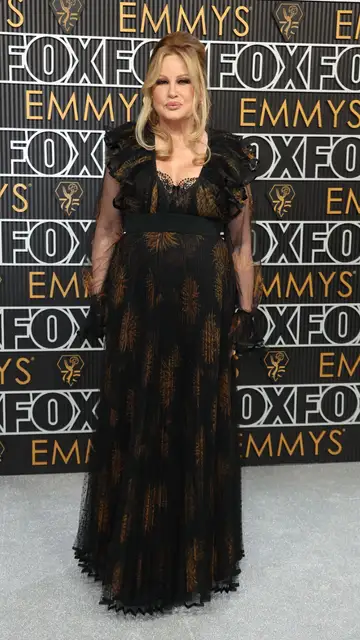 Jennifer Coolidge, de Etro para los Emmy 2024 Jennifer Coolidge, de Etro para los Emmy 2024