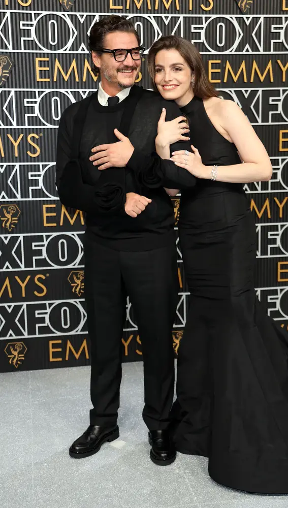 Pedro Pascal con su hermana Lux Pascal en los Emmy 2024
