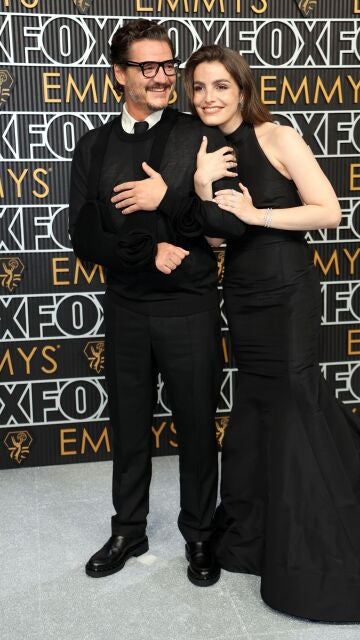 Pedro Pascal con su hermana Lux Pascal en los Emmy 2024