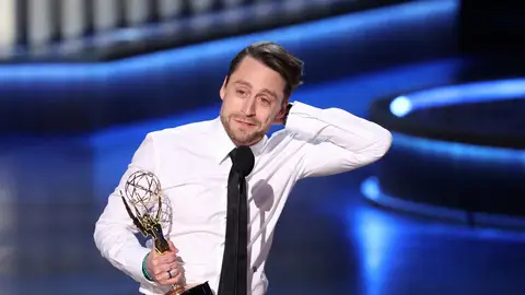 Kieran Culki en los Premios Emmy 2024 tras ganar Mejor Actor por Succession
