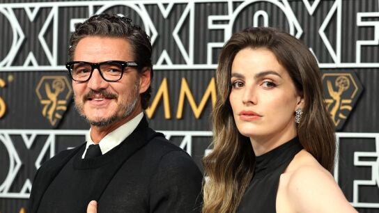 Pedro Pascal con su hermana Lux Pascal en los Emmy 2024