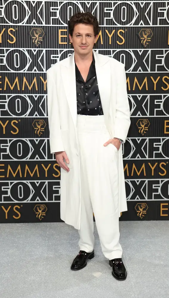 Charlie Puth, con un original diseño en los Emmy 2024