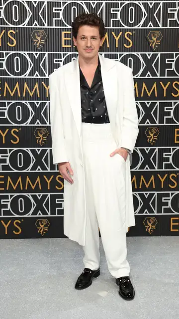 Charlie Puth, con un original diseño en los Emmy 2024 Charlie Puth, con un original diseño en los Emmy 2024