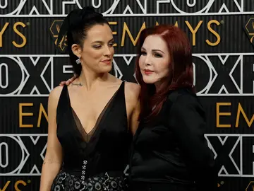 Riley Keough y Priscilla Presley en los Emmy Riley Keough y Priscilla Presley en los Emmy