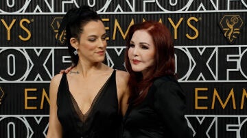 Riley Keough y Priscilla Presley en los Emmy