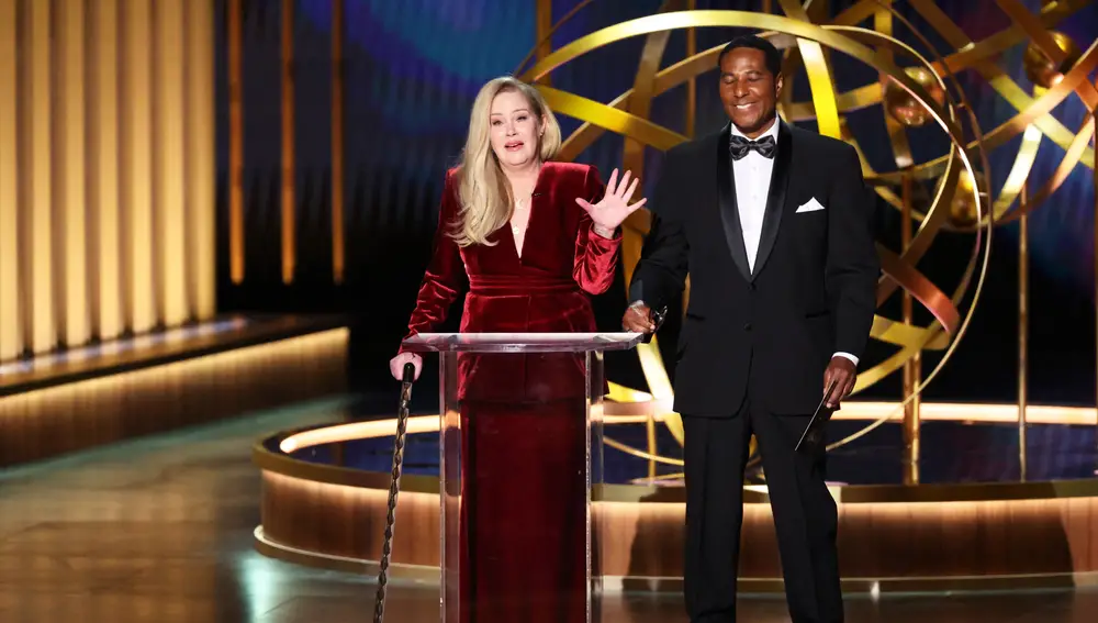 Chistina Applegate recibe una ovación en los Emmy