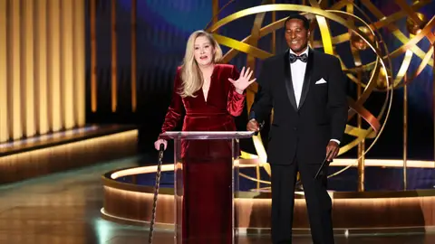 Chistina Applegate recibe una ovación en los Emmy Chistina Applegate recibe una ovación en los Emmy