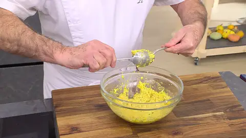 Con ayuda de dos cucharas, forma croquetas Con ayuda de dos cucharas, forma croquetas