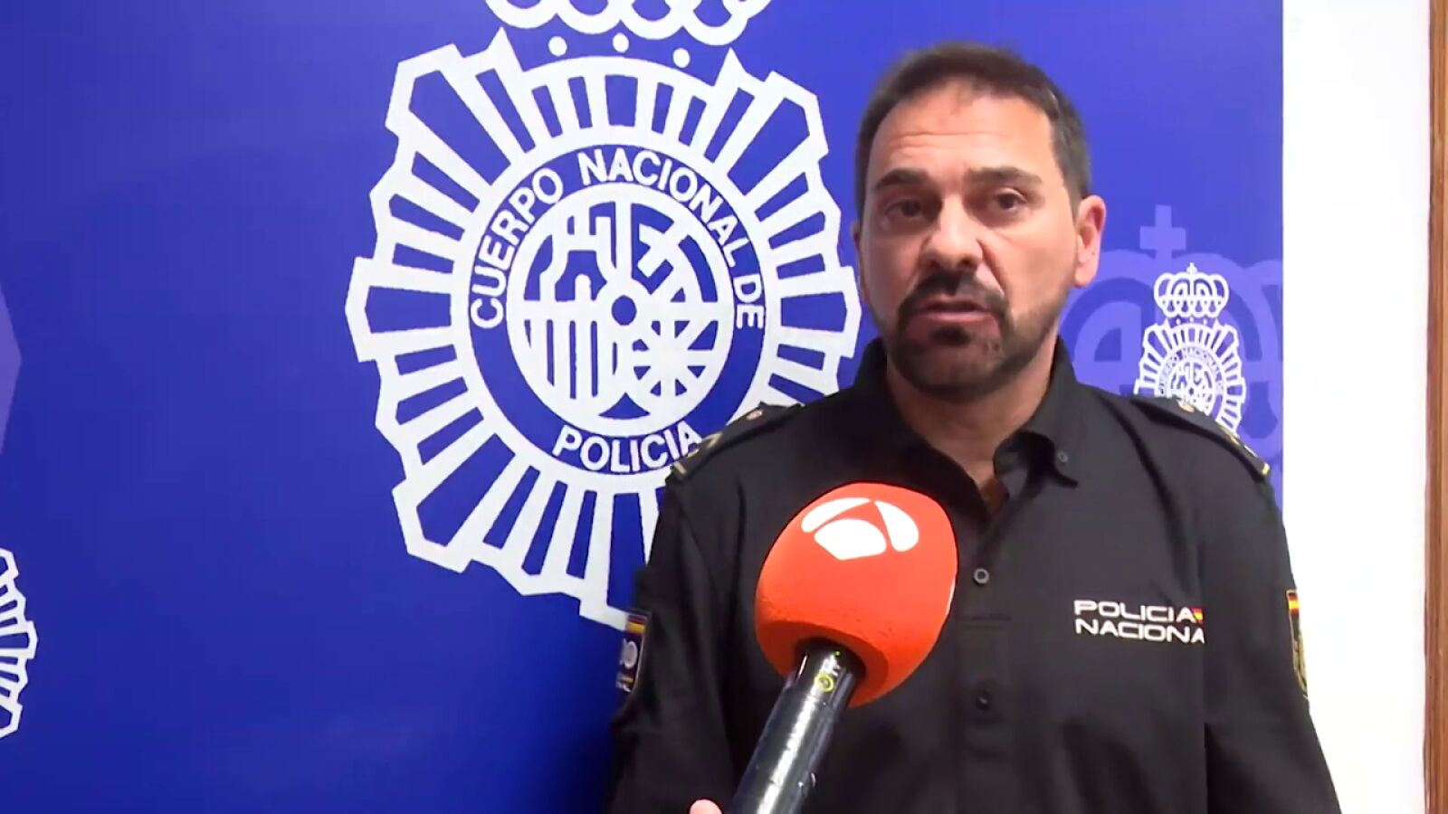 Un policía fuera de servicio salva la vida a un hombre que habría sido brutalmente apuñalado en plena carretera