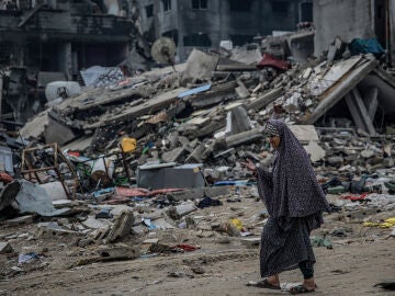 Mujer palestina entre escombros en Franja de Gaza