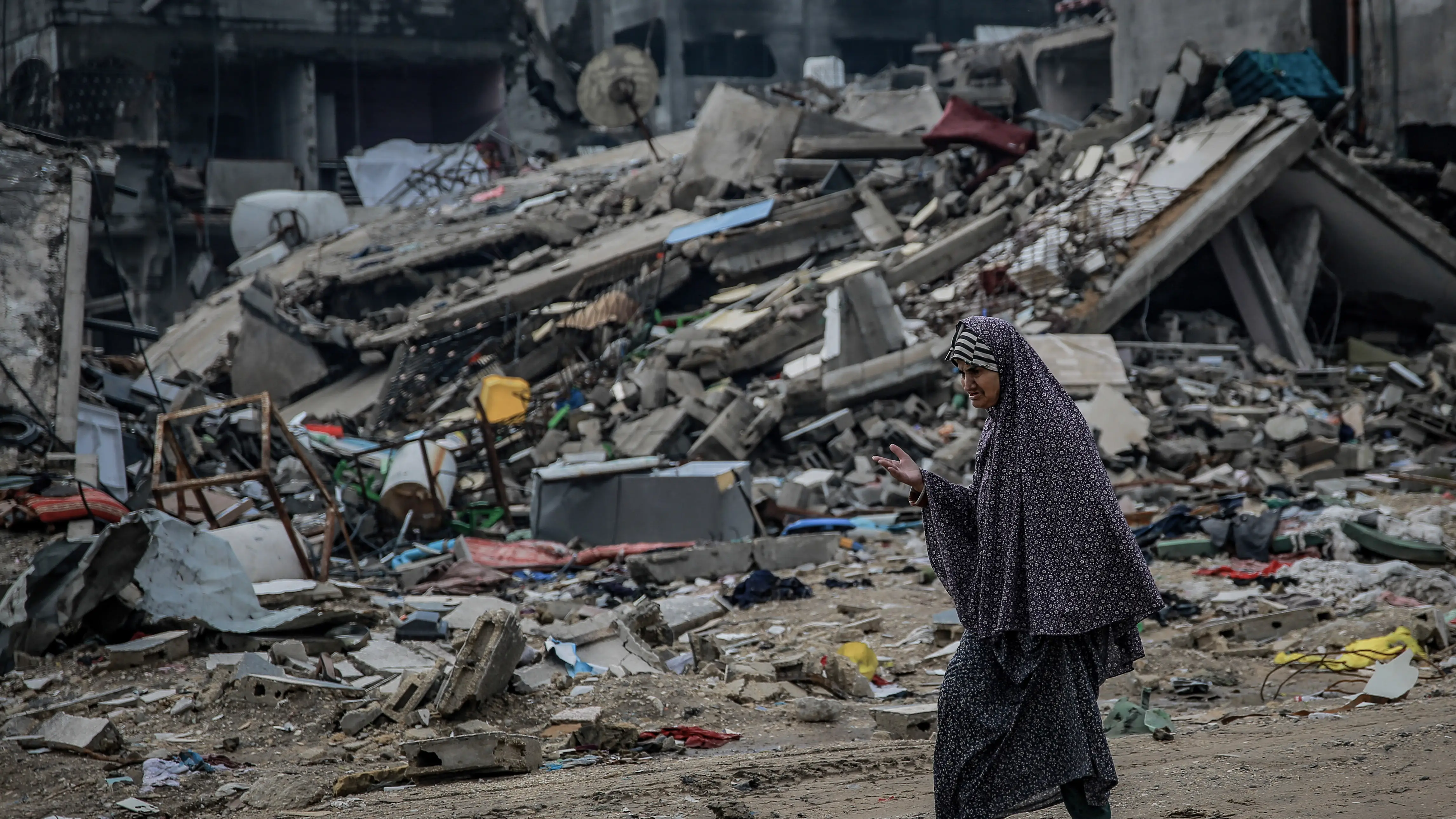 Mujer palestina entre escombros en Franja de Gaza Mujer palestina entre escombros en Franja de Gaza