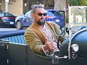 Jason Momoa conduciendo un coche antiguo en Los Angeles