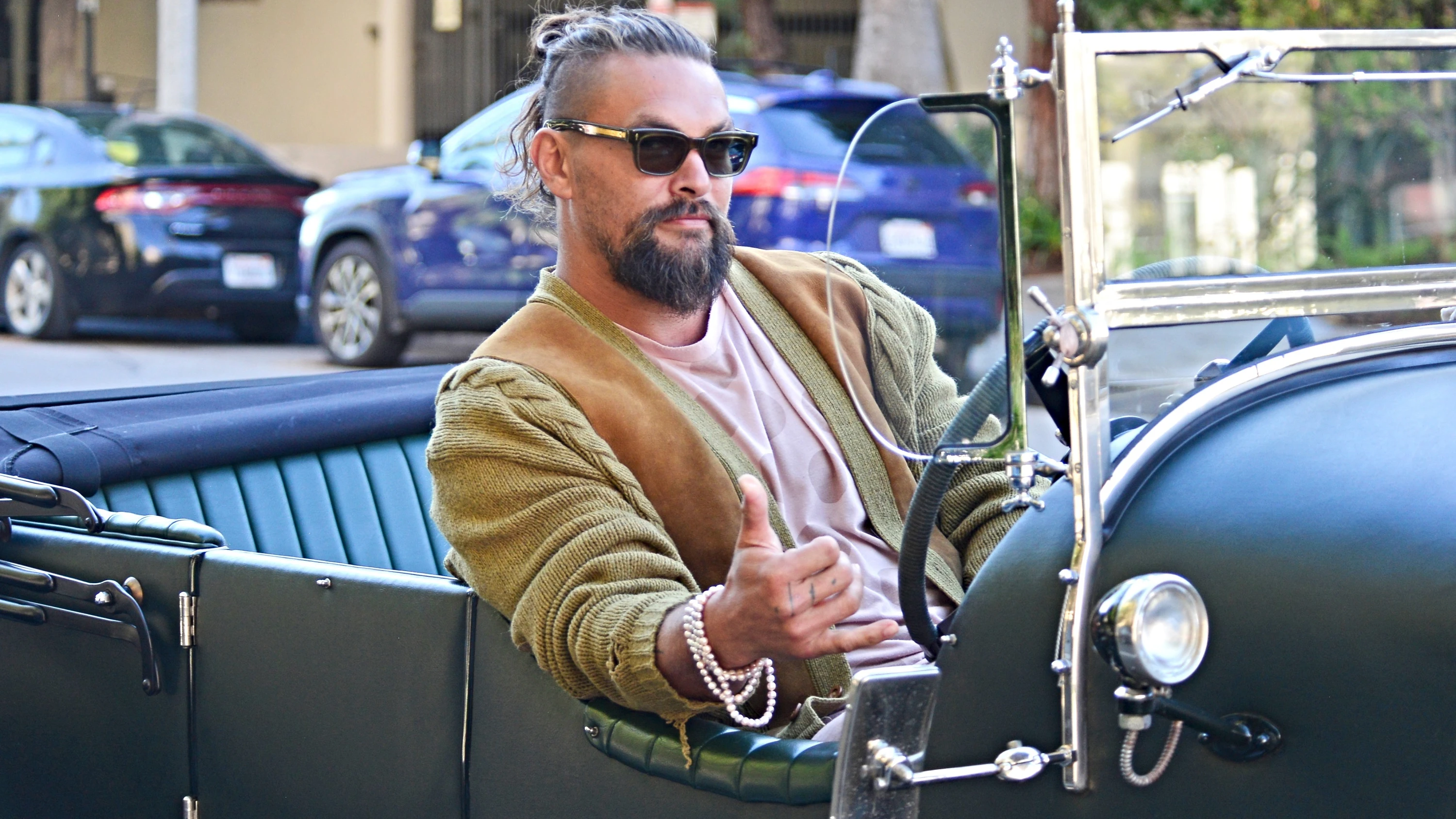 Jason Momoa conduciendo un coche antiguo en Los Angeles