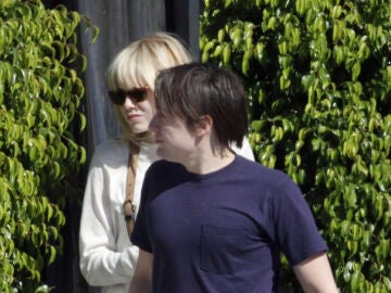 Emma Stone y Kieran Culkin paseando