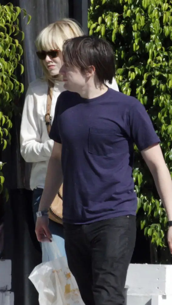 Emma Stone y Kieran Culkin paseando