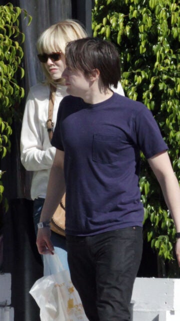 Emma Stone y Kieran Culkin paseando
