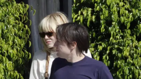 Emma Stone y Kieran Culkin paseando Emma Stone y Kieran Culkin paseando