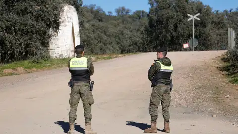 Militares en las cercanías de la base de la Brigada "Guzmán el Bueno" X de Cerro Muriano el día del accidente