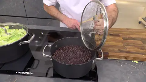 Pon las alubias en una cazuela Pon las alubias en una cazuela