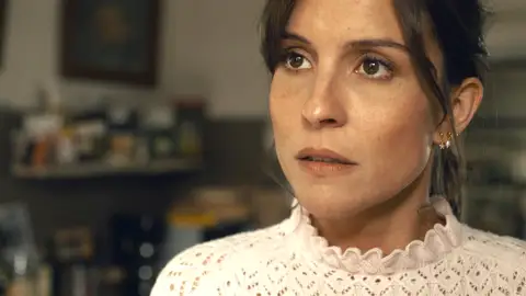 “Tiene varias identidades”: Camille advierte a Oriane sobre su marido “Tiene varias identidades”: Camille advierte a Oriane sobre su marido