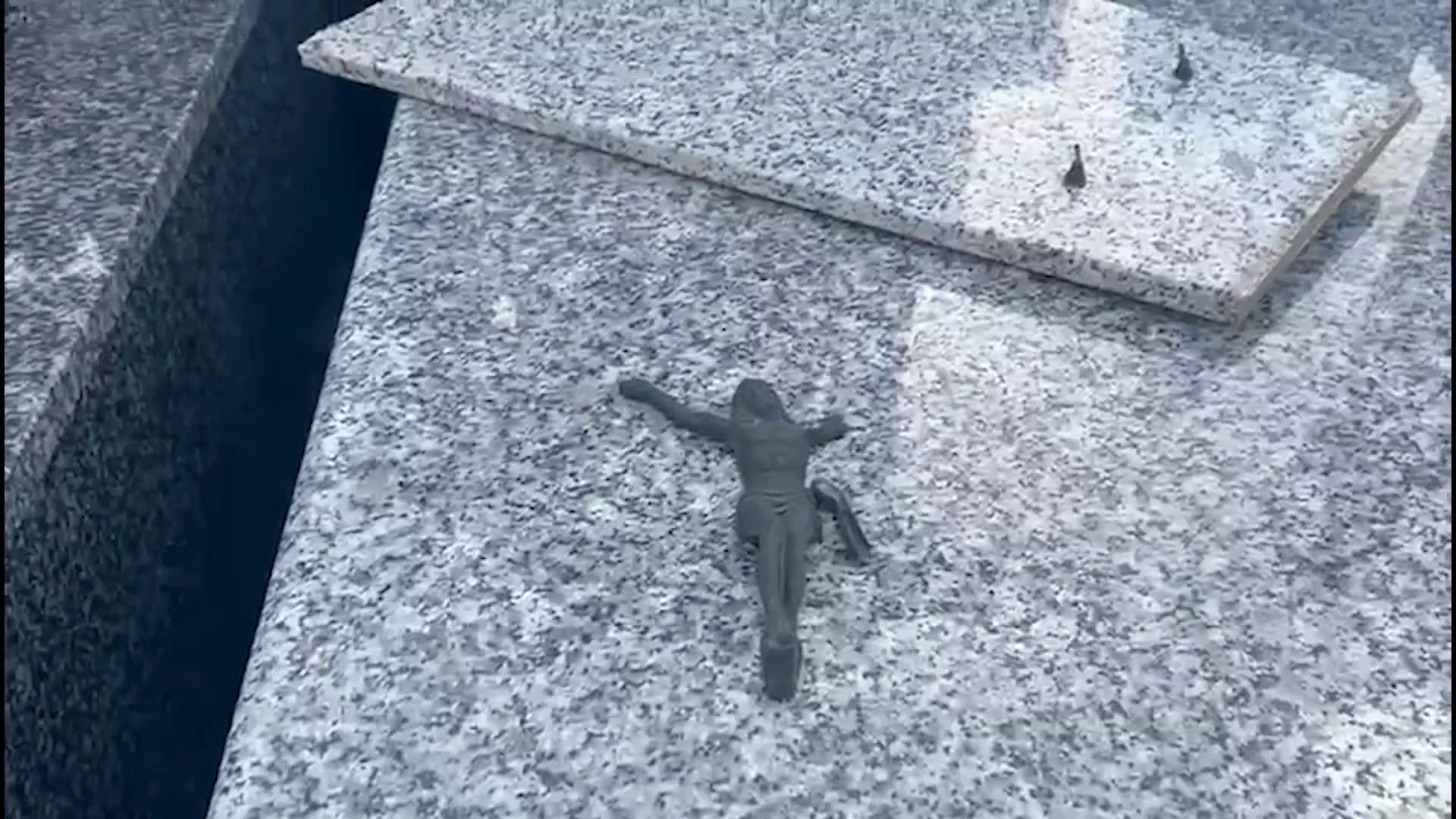 Los vecinos de Espinardo denuncian la profanaci&oacute;n de 30 sepulcros: arrancan cruces, jarrones y todos los adornos