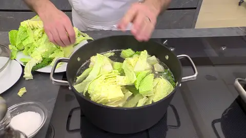 Corta la berza en juliana, agrégala, sazona y cocínala junto a la costilla Corta la berza en juliana, agrégala, sazona y cocínala junto a la costilla