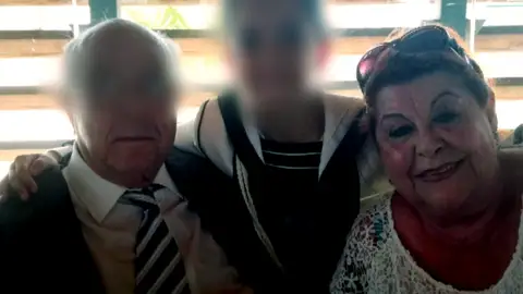 Pepe, el hombre que estafó a su prima y pareja mientras estaba ingresada: "Lo único que he hecho es ayudarla" Pepe, el hombre que estafó a su prima y pareja mientras estaba ingresada: "Lo único que he hecho es ayudarla"