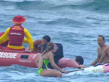 Socorristas rescatan a bañistas en Australia Socorristas rescatan a bañistas en Australia