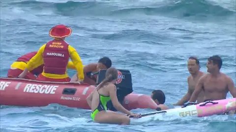 Socorristas rescatan a bañistas en Australia