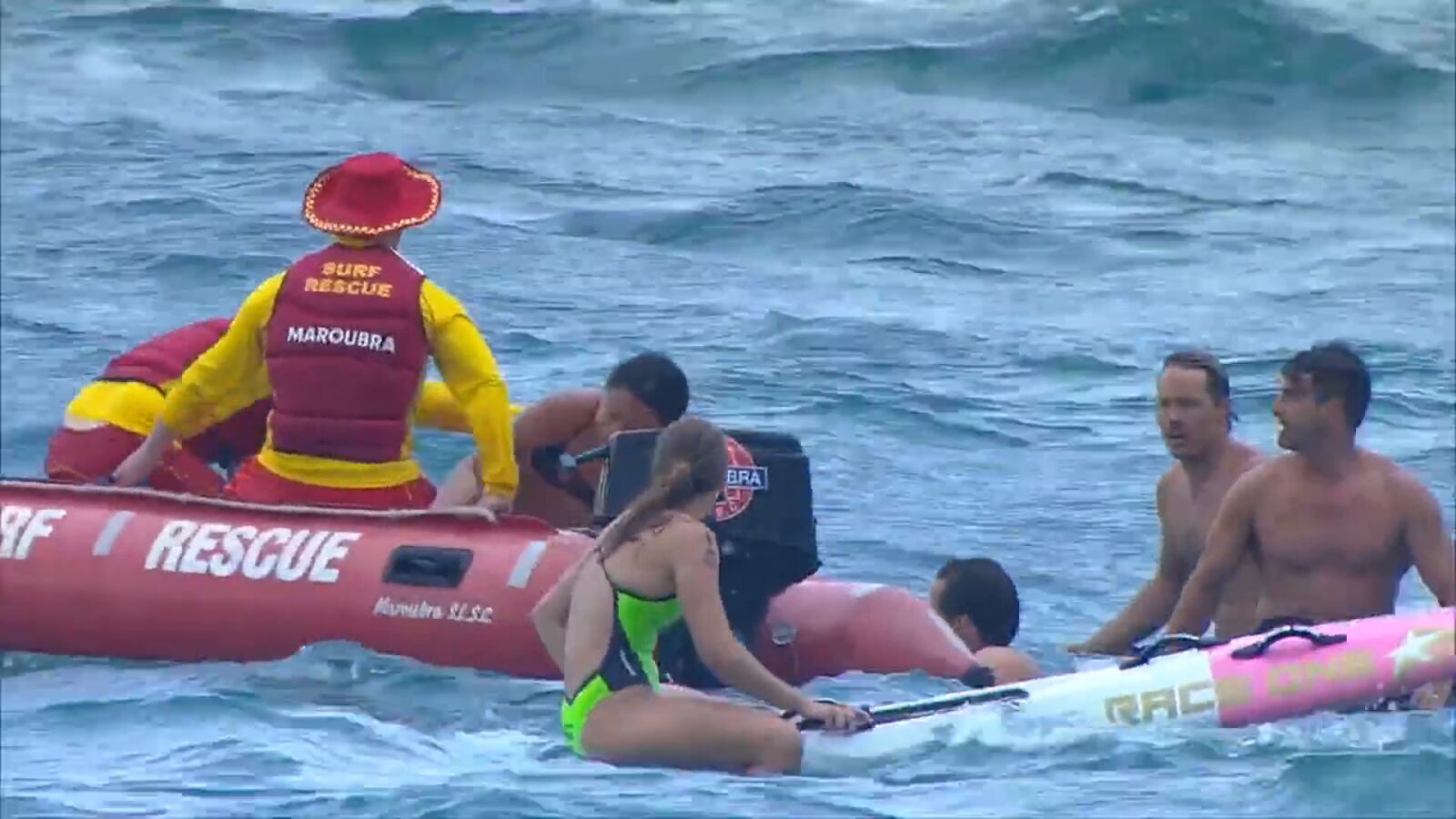 Los competidores de un Ironman salvan la vida de 25 turistas en una playa de Australia