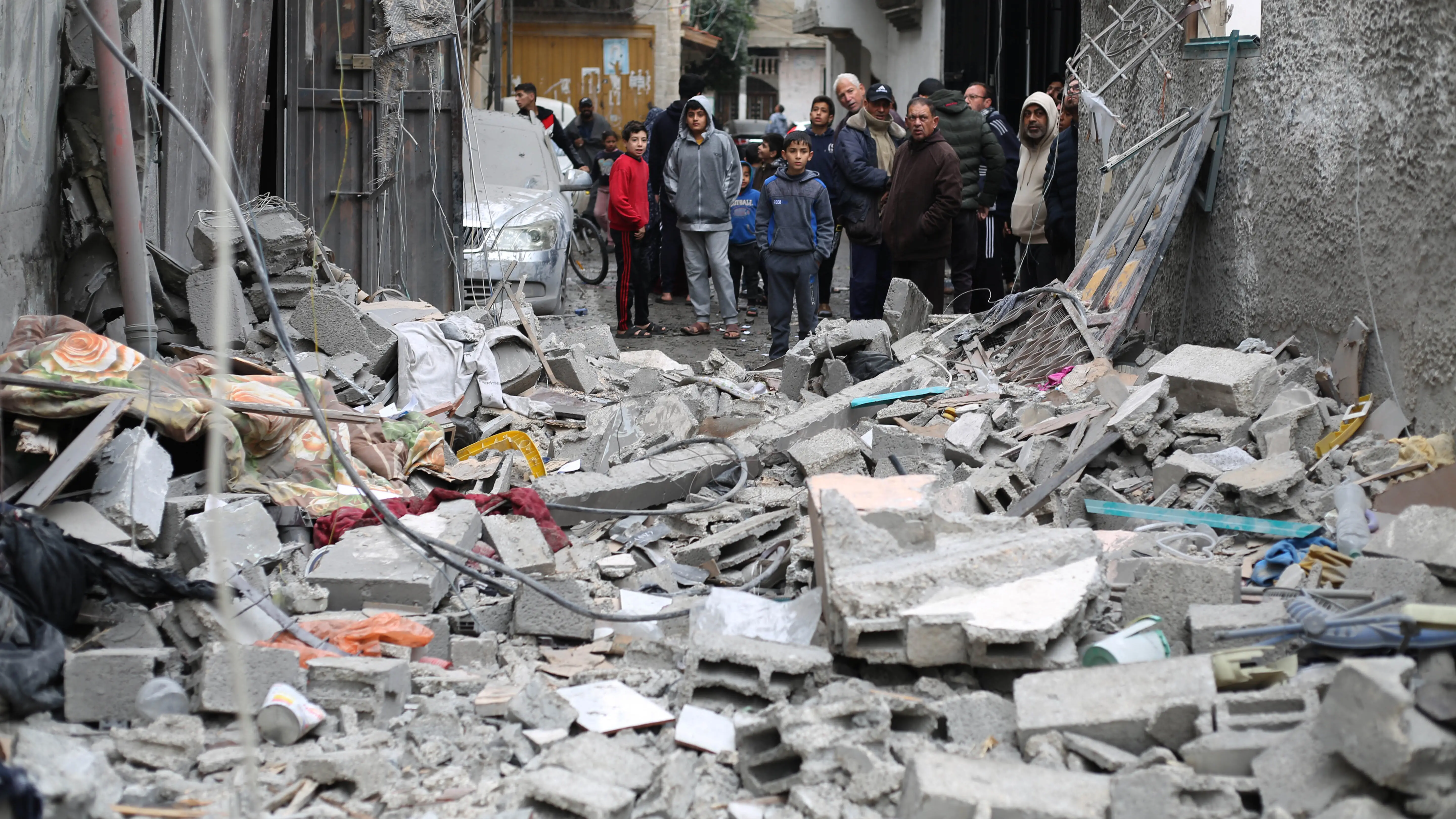 Palestinos entre los restos de un bombardeo israelí Palestinos entre los restos de un bombardeo israelí