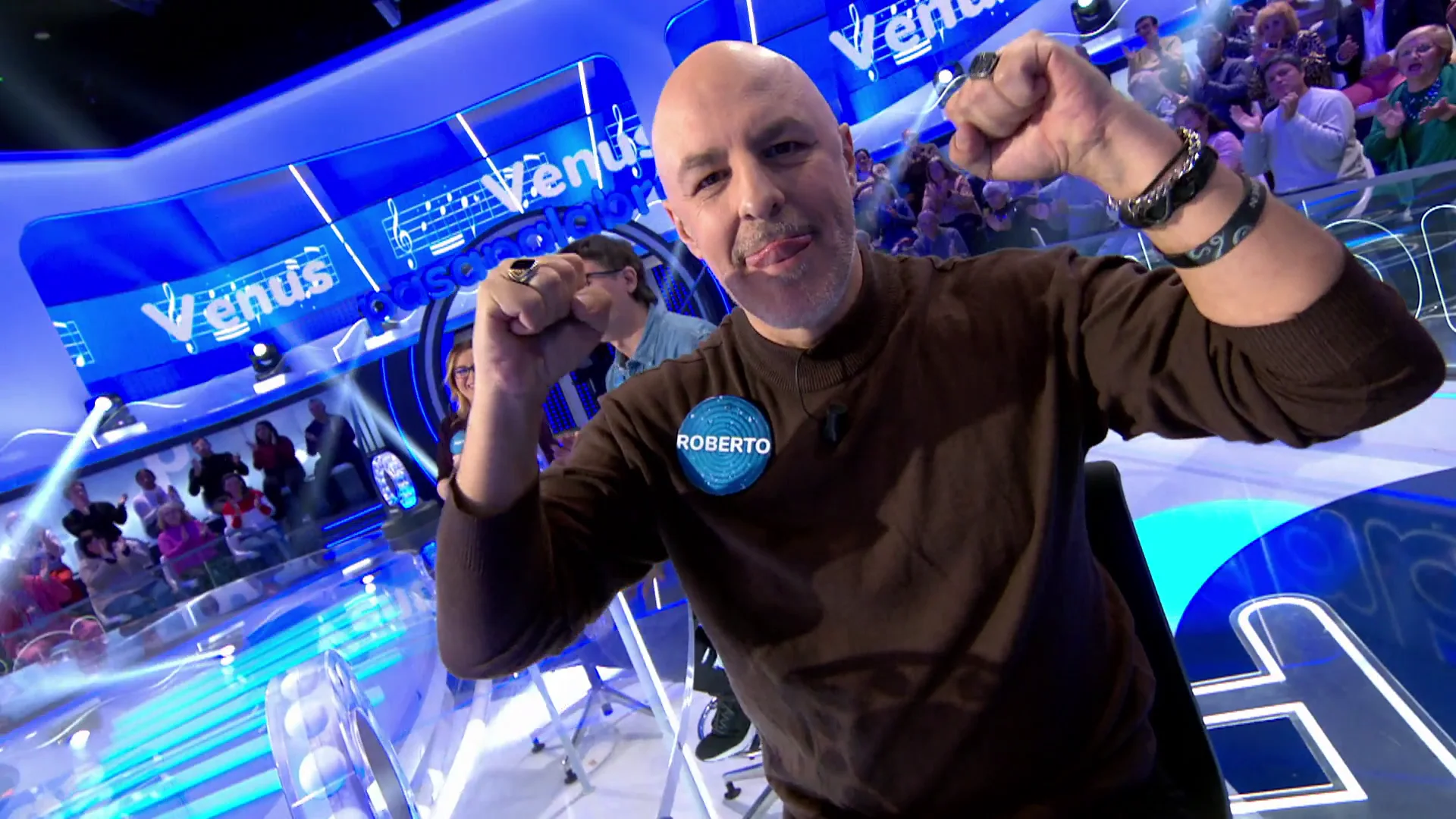 El regalo involuntario de Llum Barrera a Roberto Álamo: “Gracias, no la sabía” El regalo involuntario de Llum Barrera a Roberto Álamo: “Gracias, no la sabía”