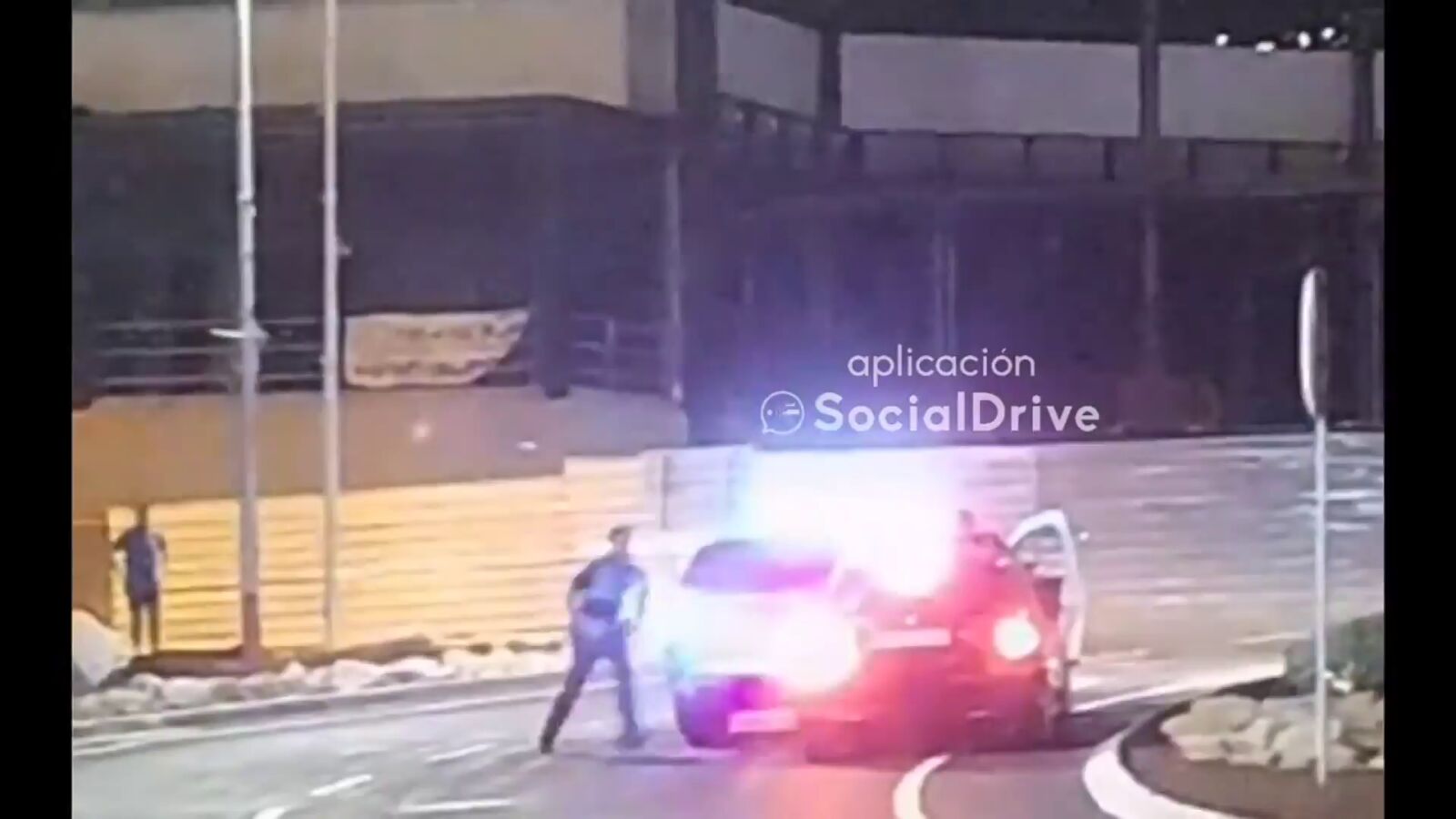 VÍDEO: Un conductor desorientado circula en sentido contrario por una bajada de azúcar en Tenerife