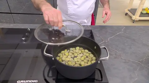 Calienta abundante agua en una cazuela grande, introduce las castañas Calienta abundante agua en una cazuela grande, introduce las castañas