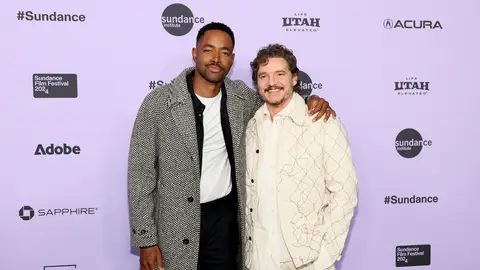 Jay Ellis y Pedro Pascal en el estreno de Freaky Tales en el 2024 Sundance Film Festival Jay Ellis y Pedro Pascal en el estreno de Freaky Tales en el 2024 Sundance Film Festival