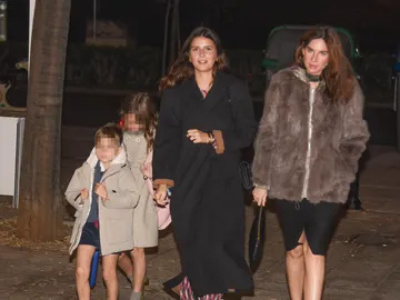 Tana Rivera con sus hermanos y Lourdes Montes en Sevilla Tana Rivera con sus hermanos y Lourdes Montes en Sevilla