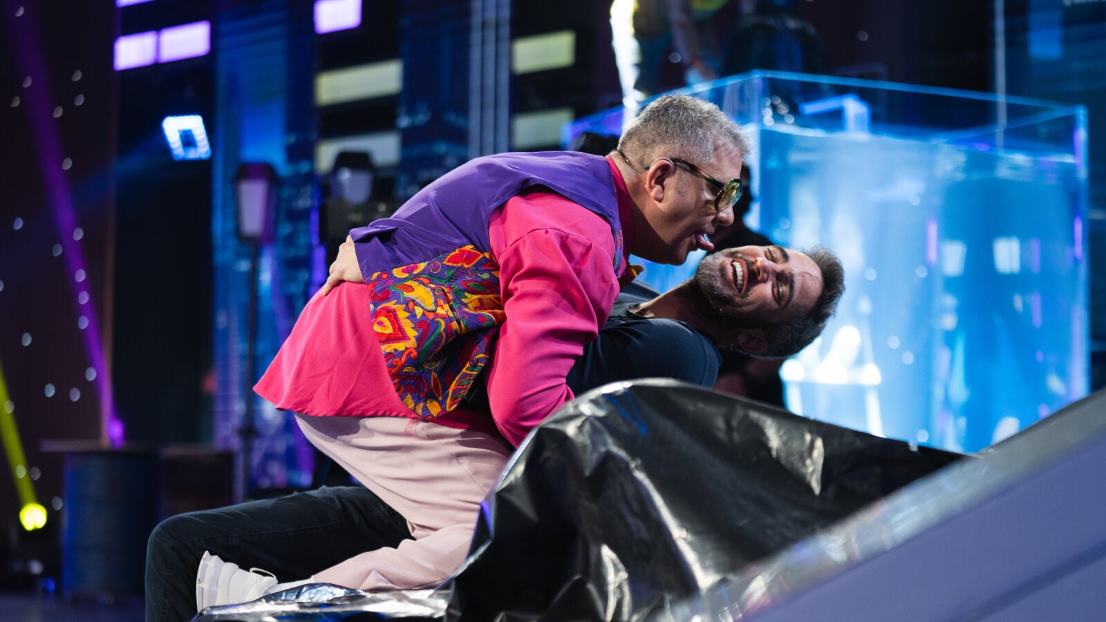 El beso de Crispín Klander a Roberto Leal: “Quiero ser tu bote”